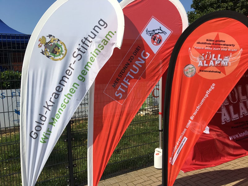 Beachflags von KölleAlarm, Stiftung 1. FC Köln, Gold-Kraemer Stiftung