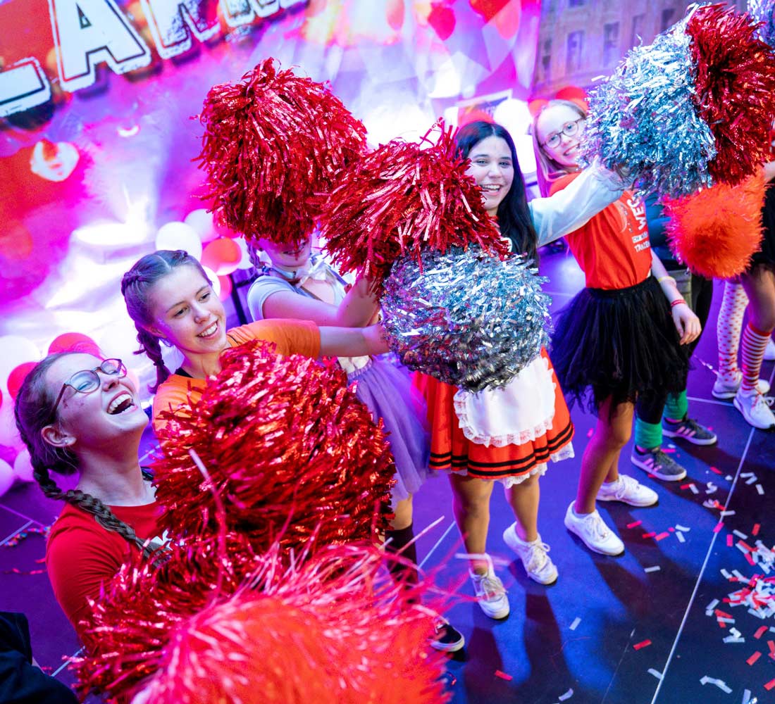 Fröhliche Kinder auf der Bühne